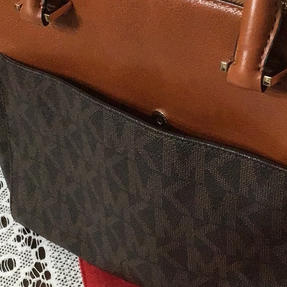 Beautiful like new condition Michael Kors Satchel - Picture 5 of 12